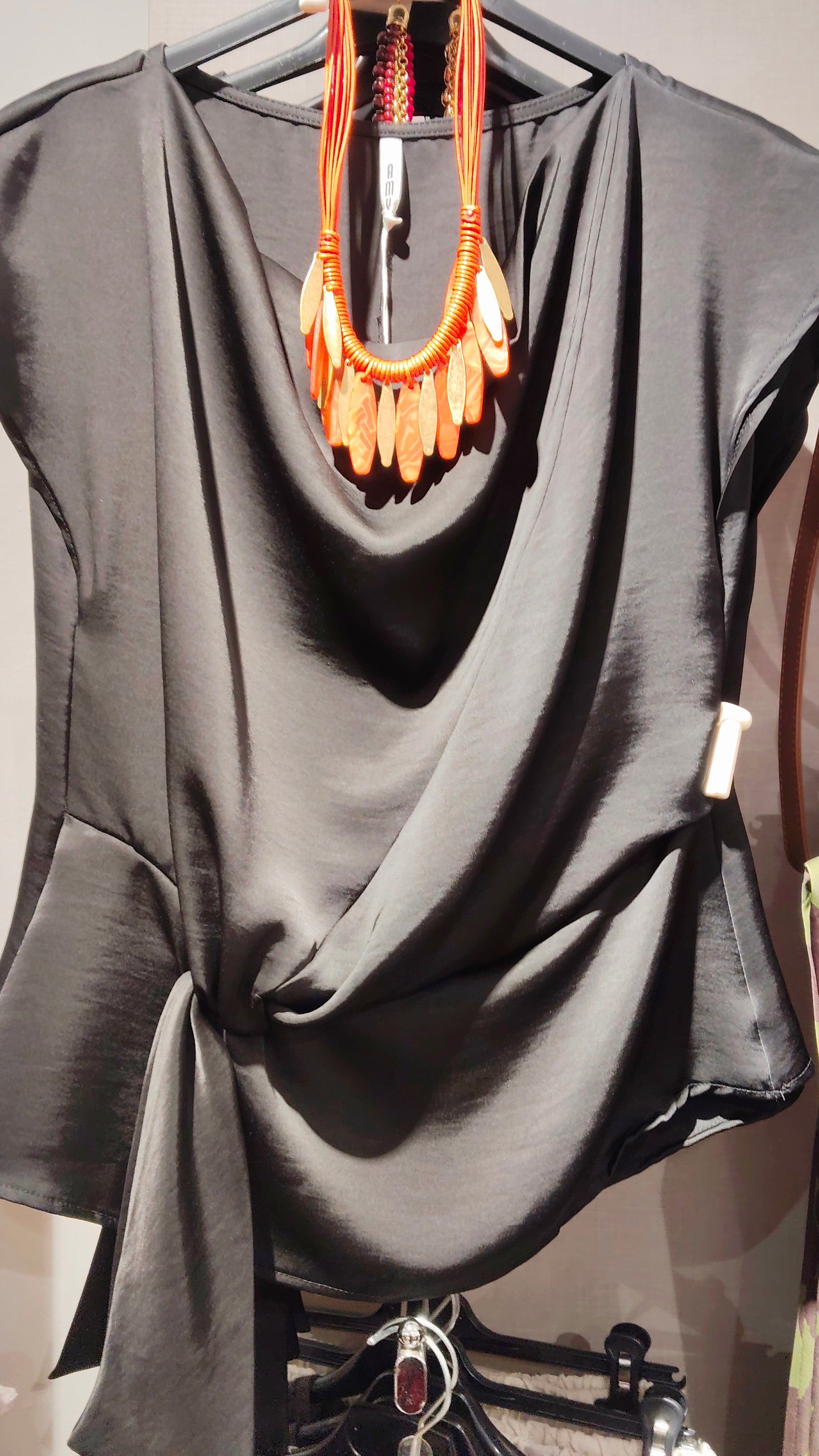 TOP SATINADO NUDO LATERAL
