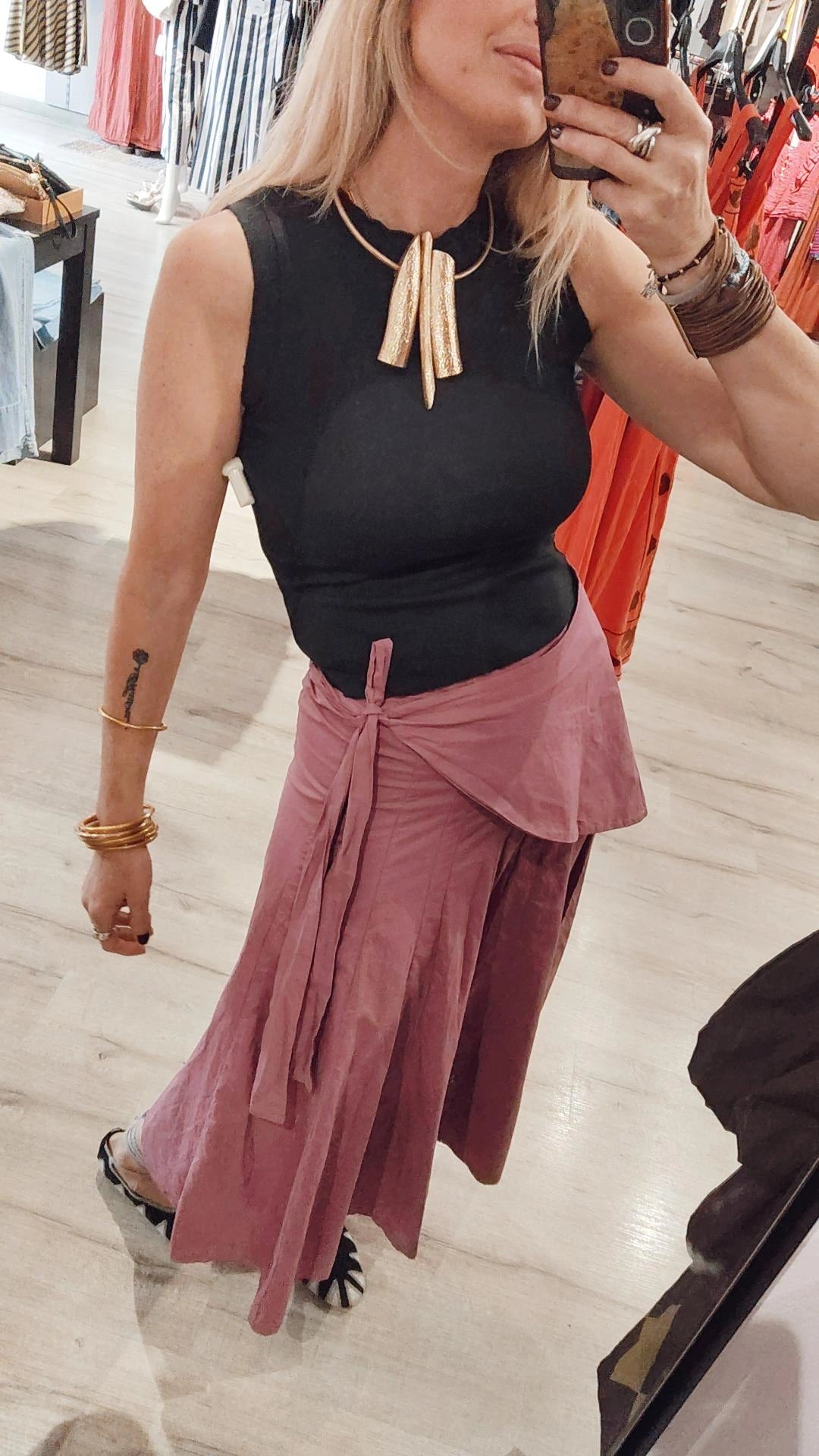 CAMISETA CUELLO ONDULADO