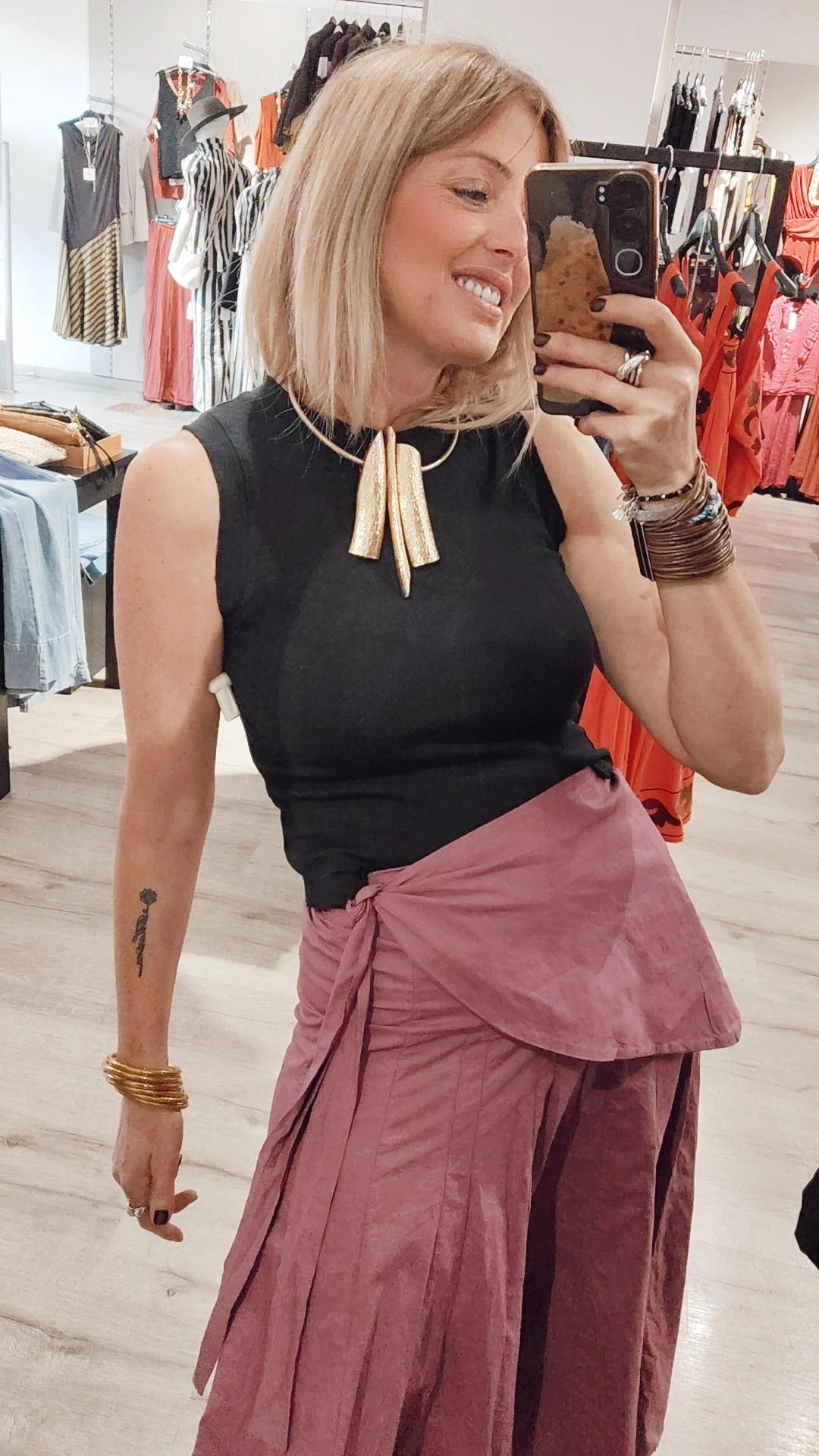 CAMISETA CUELLO ONDULADO
