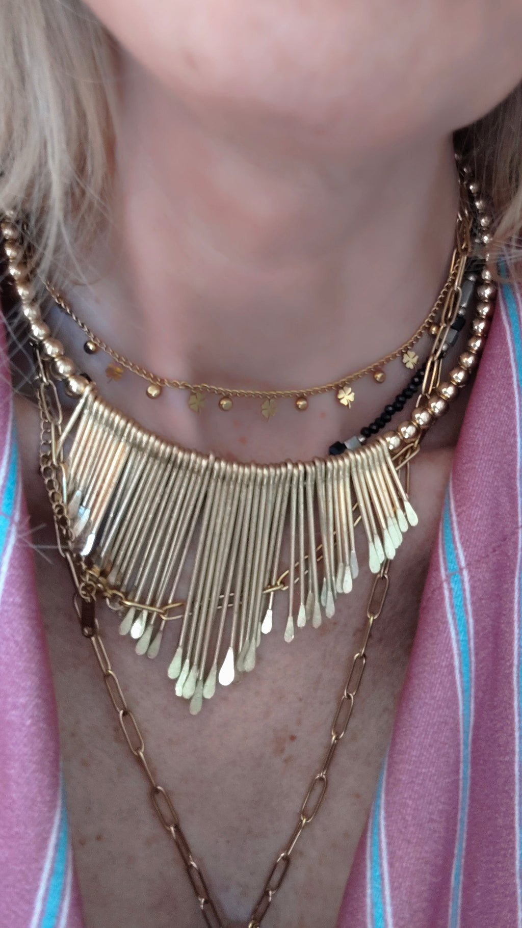 Choker Dorado de Flecos Metálicos